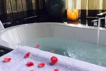 武汉汉阳区水疗池中的失重冥想：当身体学会漂浮